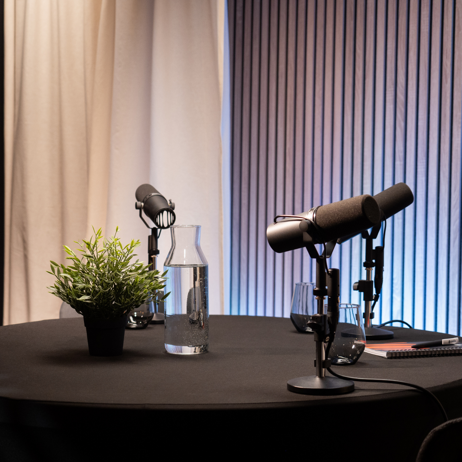 Studio Janice detail table